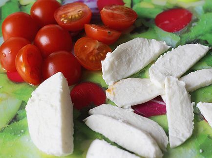 Saláta mozzarella és garnélarák (garnélarák) Saláta mozzarellával és garnélák