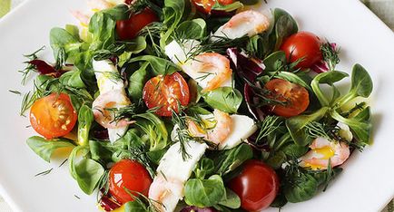 Saláta mozzarella és garnélarák (garnélarák) Saláta mozzarellával és garnélák