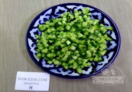 Friss saláta csirkemellel és zöldség recept egy fotó