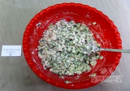 Friss saláta csirkemellel és zöldség recept egy fotó