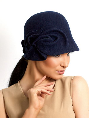 Imaginea de pe coperta poștală a pălăriilor la modă, cu ce să poarte capace de mantale și soluții de siluetă de succes