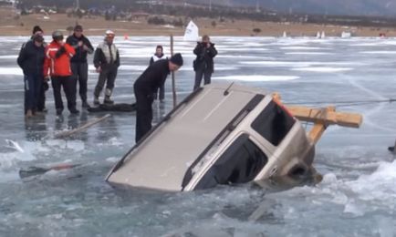 Скільки буде потрібно росіян, щоб витягнути машину з-під льоду