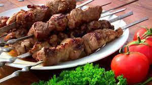 Merită în timp ce adăugați carne marinată pentru a scoate kebab-urile?