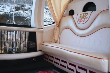 Un autobuz de limuzină de nuntă pentru noii vestiți ruși