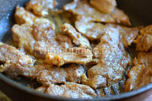 Carne de porc prăjită cu legume într-o tigaie, cum să gătești