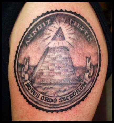 Татуювання піраміда на порталі