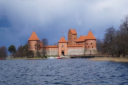 Тракай замок біля озера та інші пам'ятки регіону