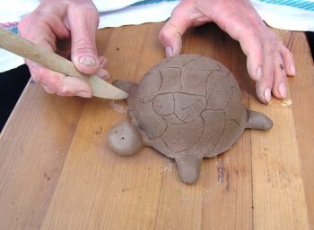 Creați împreună cu copii o broască țestoasă din lut cu mâinile noastre, cu mâinile noastre
