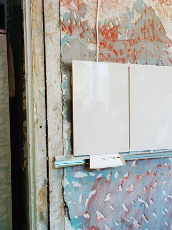 Укладання плитки на фартух кухні без вирівнювання стіни