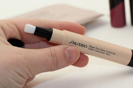 Corectarea corectă a tonului în jurul ochilor cu corectorul zonei ochi Shiseido!