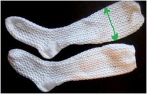 Tricotat ace de tricotat în conformitate cu schema de descriere