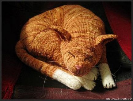 В'язаний сплячий смугастий рудий кіт jingga від дизайнера dyah dyanita