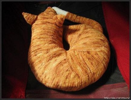В'язаний сплячий смугастий рудий кіт jingga від дизайнера dyah dyanita