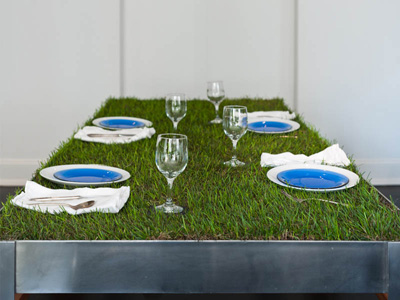 Зелений газон на столі