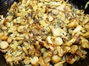 Печеня з грибами в горщиках - смачний домашній покроковий рецепт з фото