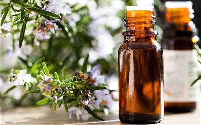 10 moduri de utilizare a uleiului esential de rozmarin pentru sanatate