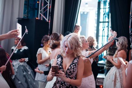 Anna Khilkevich și faimoasele bloggeri au ajuns la podium în rochii de mireasă lavenir boutique · w