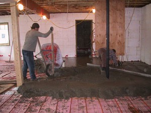Podea de beton într-o casă privată (casă particulară betonată) Podele din beton într-o casă privată