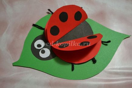 Ladybug de hârtie cu propriile sale mâini