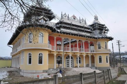 Бузеску - селище непристойно багатих циган (37 фото) - Трініксі