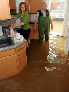 Ce trebuie făcut dacă vecinii sunt inundați de mai sus cum să recupereze banii pentru reparații și dacă este posibil să se solicite