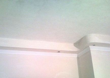 Decorarea țevilor de încălzire sub opțiunile de fotografie din tavan