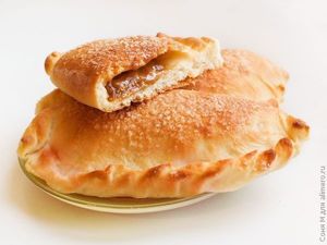 Finom sütemény sűrített tej (édes péksütemény) Gourmet pite karamellizált tej