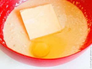 Finom sütemény sűrített tej (édes péksütemény) Gourmet pite karamellizált tej