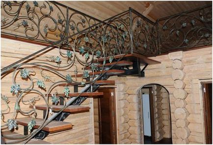 Демонтаж сходів дерев'яної або металевої на другий поверх