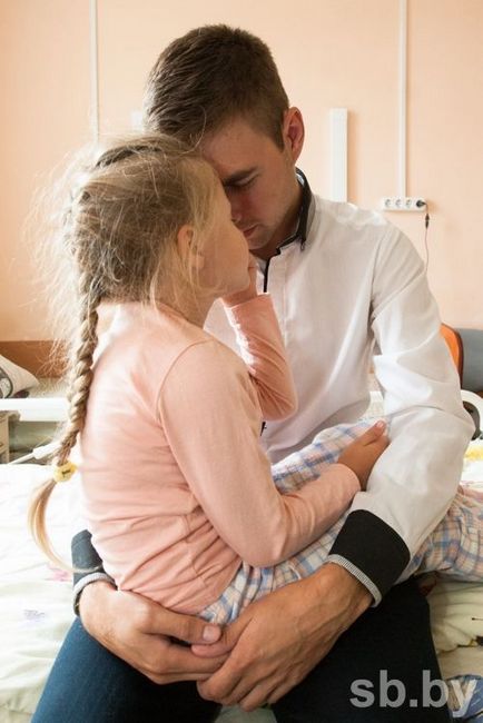 Girl, kiesett a 6. emeleten az ablakon, még mindig él (PE) Girl, kiesett a 6. emeleten az ablakon, még mindig él