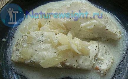 Diétás tőkehal tejszínes mártással egy serpenyőben recept egy fotó