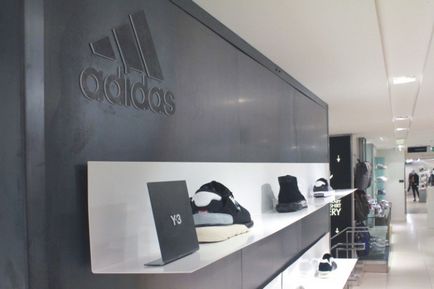 Фірмовий дизайн магазина спортивного одягу adidas