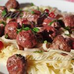 Meatballs se roase în sos de roșii