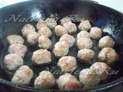 Meatballs se roase în sos de roșii