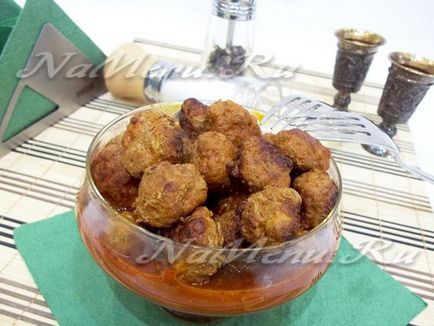 Meatballs se roase în sos de roșii