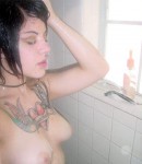 Meztelen lány a zuhany képesek meglepni és magával ragadó!