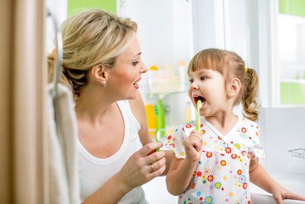 Як навчити дворічну дитину полоскати рот і чистити зуби