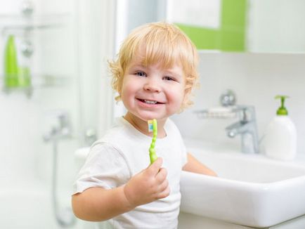 Як навчити дворічну дитину полоскати рот і чистити зуби