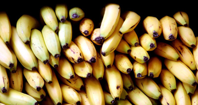 Як відбілити зуби банановою шкіркою