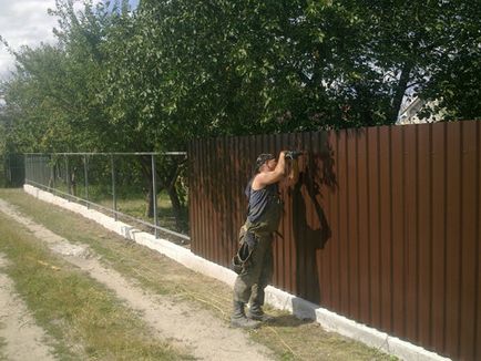 Cum de a repara un gard de pe o tablă ondulată