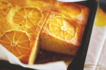 Як приготувати пиріг з цедрою апельсина в духовці і мультиварці