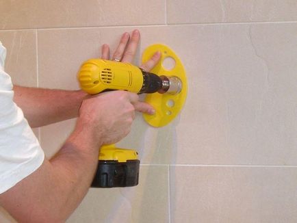 Cum să găuriți o țiglă pentru a împiedica o gaură din baie să crăpească pe perete, decât să găuriți