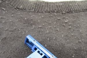 Cum să eliminați bobinele de pe haine