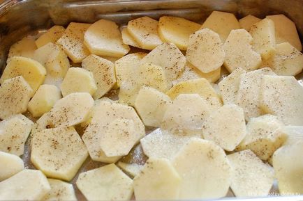 Короп запечений в духовці з картоплею і сметаною