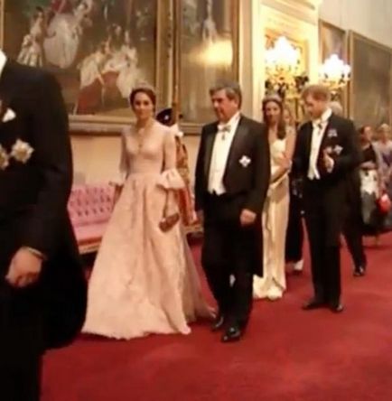 Kate Middleton viselt kedvenc Diana tiara, hogy egy fogadáson a Buckingham-palota - a showbiznisz on