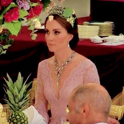 Kate Middleton viselt kedvenc Diana tiara, hogy egy fogadáson a Buckingham-palota - a showbiznisz on