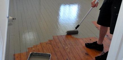 Pictim o podea din lemn, folosind un pinotex pentru lucrări de interior