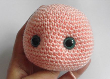 Păpușă Amigurumi cu mâini, diagrame și descriere