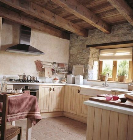 Bucătărie într-o casă rustică, de la bucătărie mică la bucătărie mare