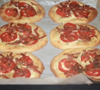 Коржі з помідорами ковбасою сальчічон і сметанно-сирної намазуванням фото рецепт приготування